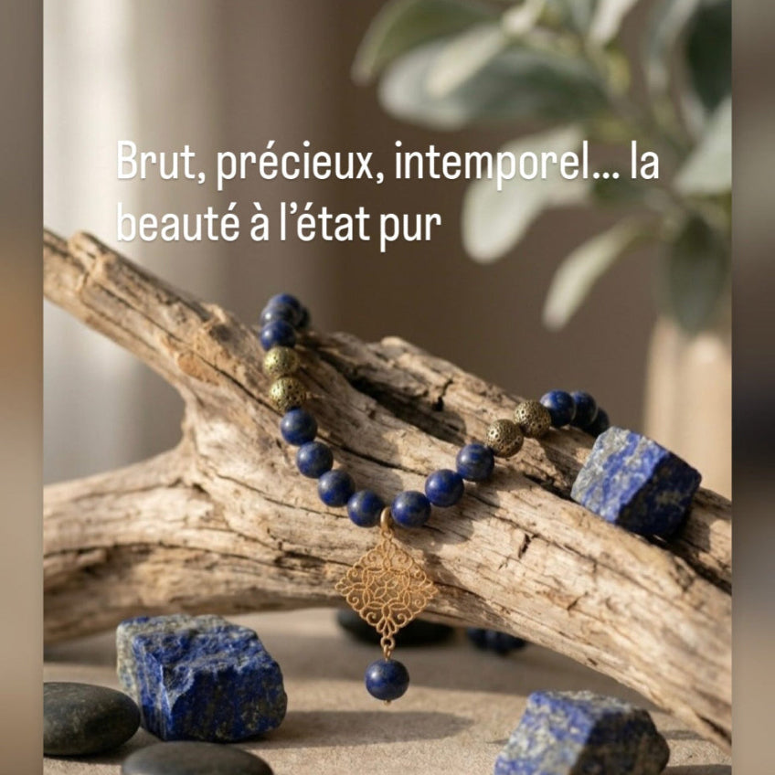 Collier lapis lazuli porté sur mannequin fond beige