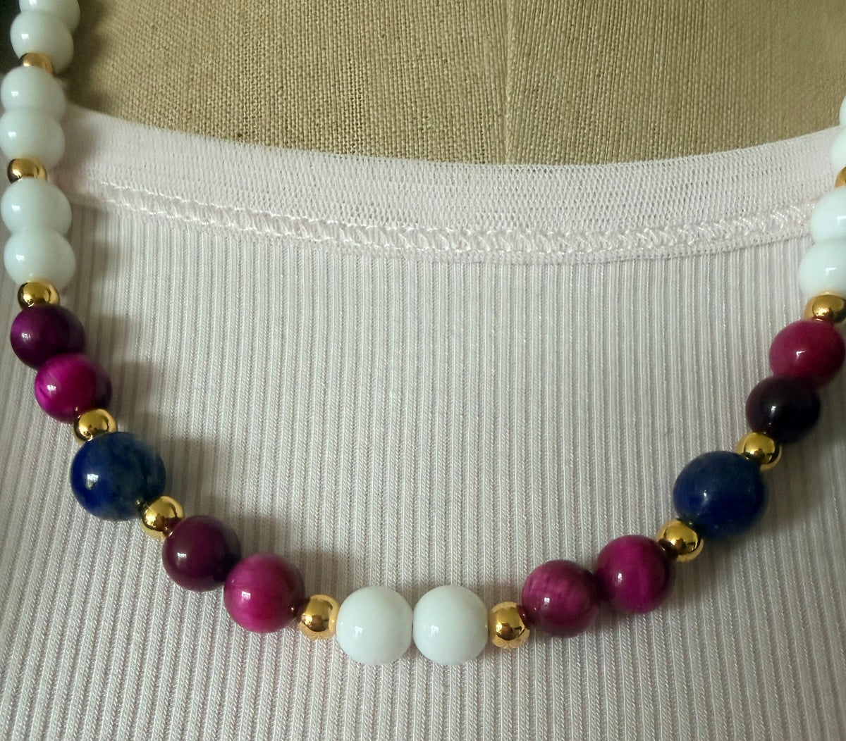 Collier artisanal en pierres fines : Lapis-lazuli, Agate fushia et Perles blanches