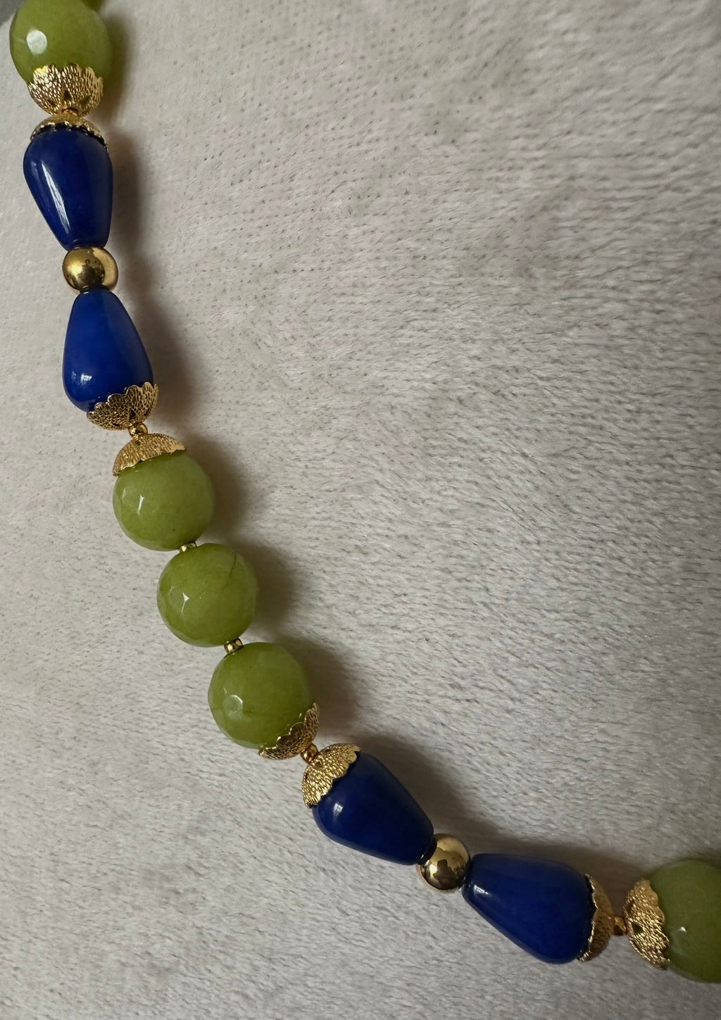 Parure de bijoux en lapis-lazuli, jade vert et apprêts dorés