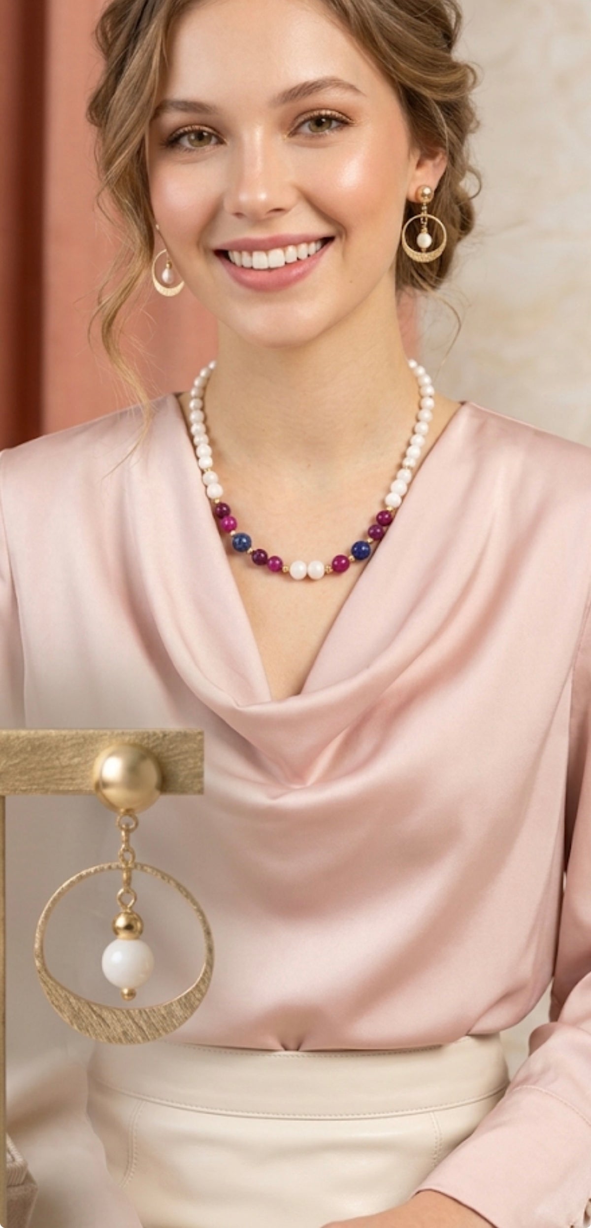 Collier artisanal en pierres fines : Lapis-lazuli, Agate fushia et Perles blanches