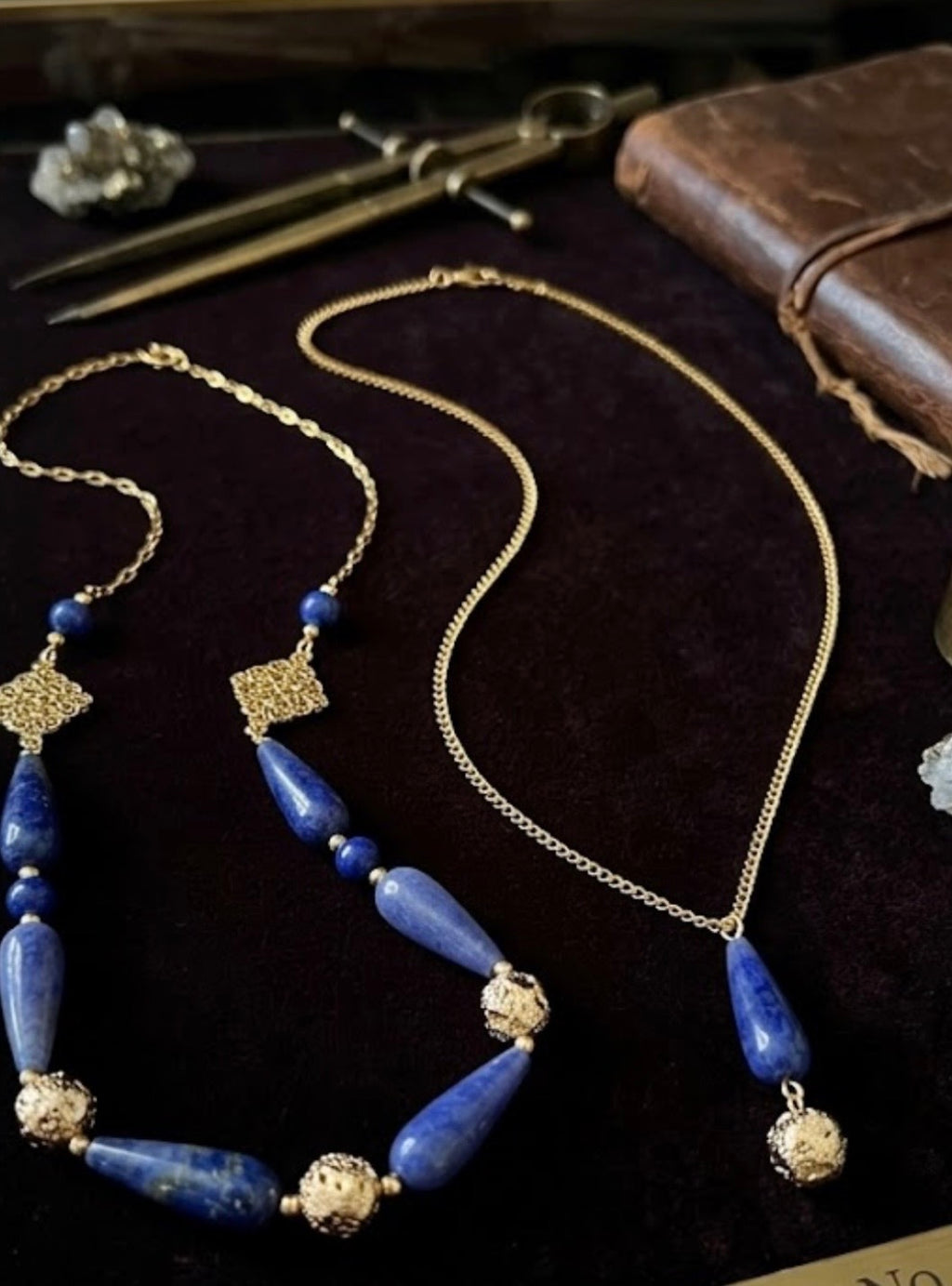 Collier artisanal en iolite et perles dorées