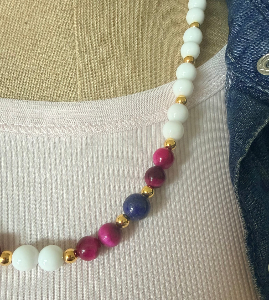 Collier artisanal en pierres fines : Lapis-lazuli, Agate fushia et Perles blanches