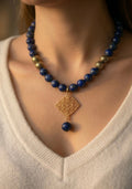 Collier lapis lazuli porté, vue col V