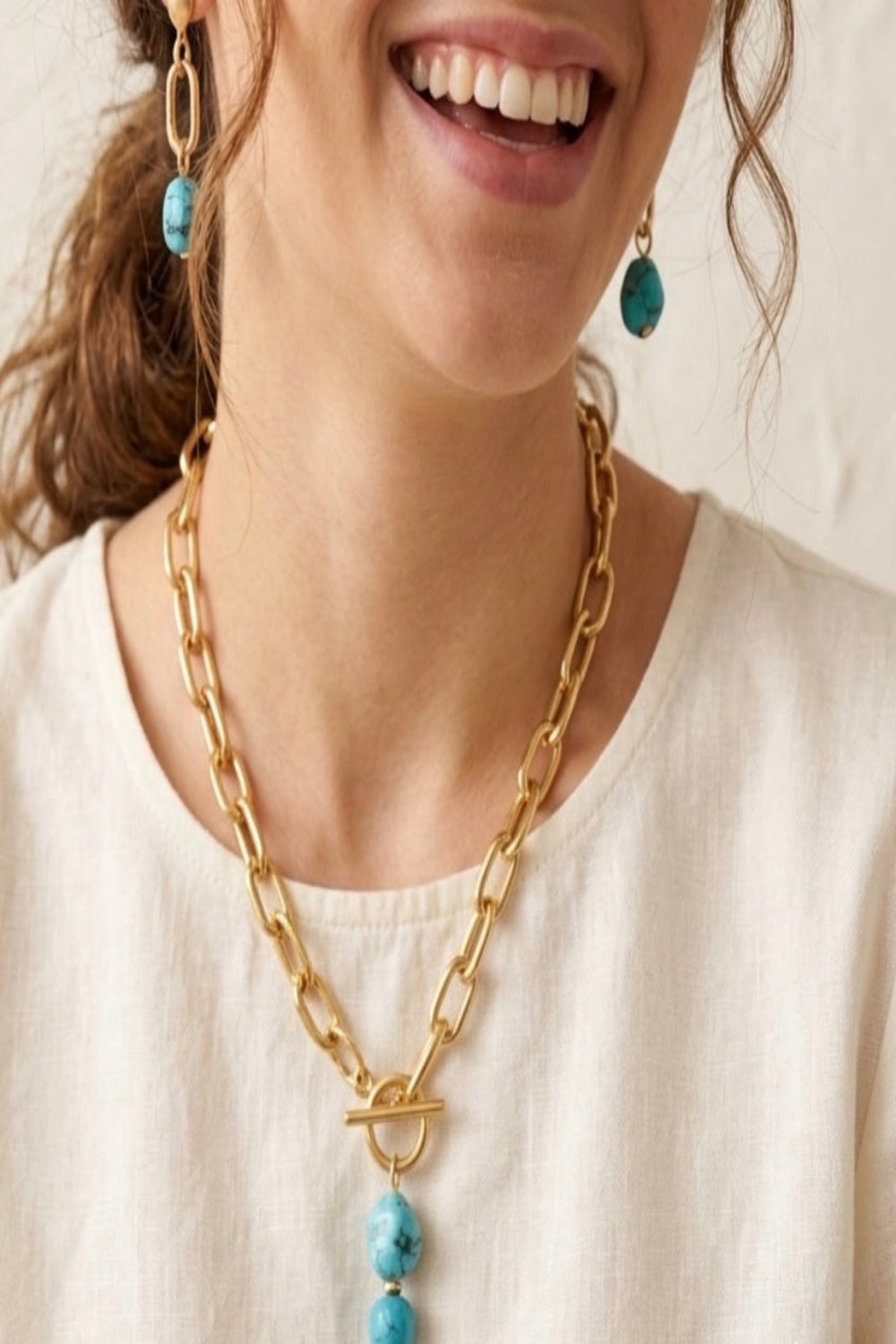 Collier turquoise et chaîne dorée porté